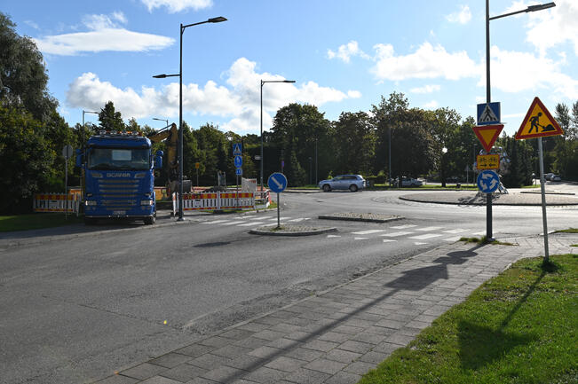 Piispantielle rakennetaan ajosillat kaivannon yli, jotta liikenne pääsee kulkemaan kiertoliittymästä Piispantielle myös töiden aikana. Kaistoja joudutaan kuitenkin sulkemaan väliaikaisesti, mikä voi aiheuttaa häiriöitä liikenteeseen. 