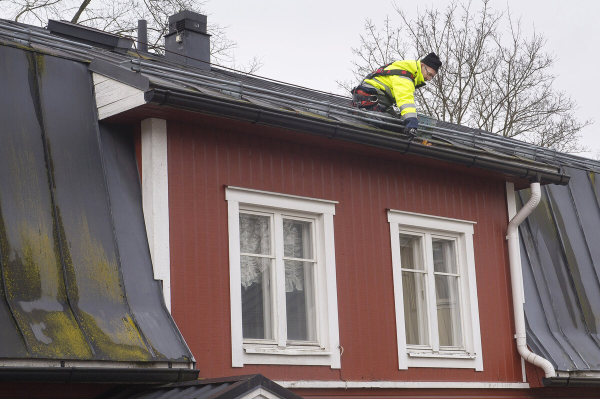 Sadevesikourut saa helposti puhtaaksi esimerkiksi pyöreäpäisellä WC-harjalla. Roskien poistaminen niistä ennen pakkasia on tärkeää, jotta roskat eivät jäädy ja tuki vesikouruja.