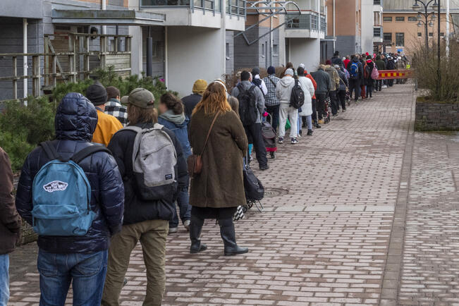 Ruoka-avun hakijoita Mikaelin seurakuntakodin pihalla viime vuoden helmikuussa. Avun tarve on ollut kasvussa.