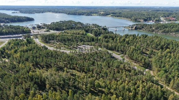 Sokon alueen tontit sijaitsevat lähellä luontoa ja merta kehittyvällä Luonnonmaan saarella. Alueen reilut tontit sijaitsevat lähellä palveluita.  
