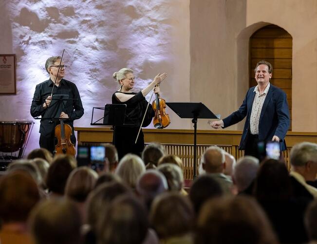 Runollista rakkautta -konsertissa kuultiin Olli Mustosen "Kaleva" -teoksen kantaesitys. Olli Mustonen (oik.), viulisti Elina Vähälä ja alttoviulisti Atte Kilpeläinen. 