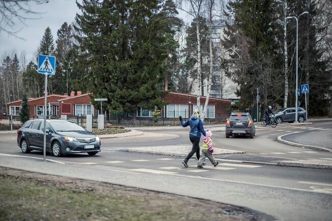 Liikenneympyrästä poistuttaessa vilkulla kerrotaan poistumisaikeesta.