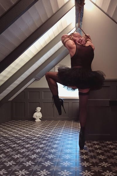 Valokuvateos Ballet on yksi näyttelyssä nähtävistä töistä.