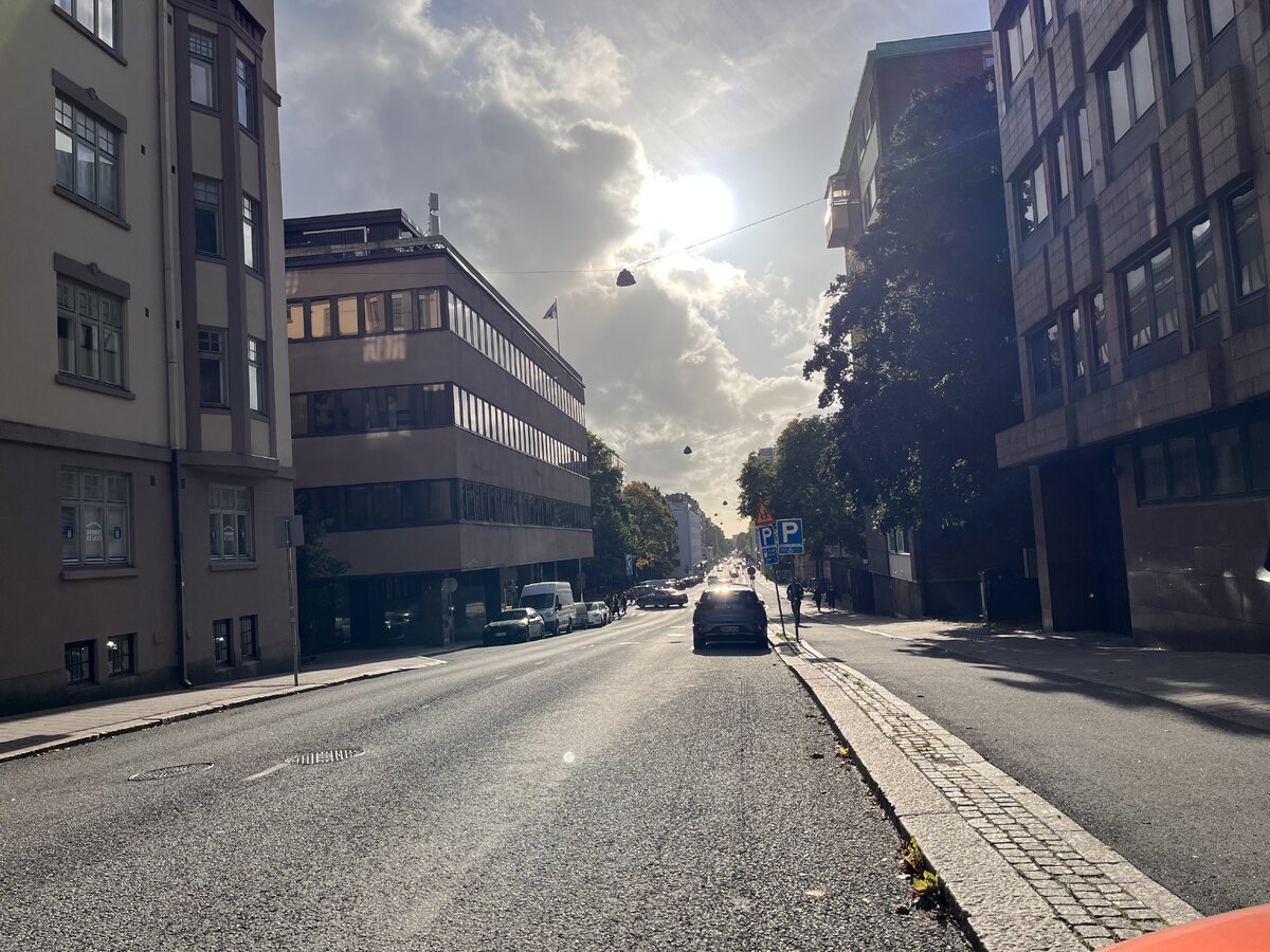 Puutarhakadun alkupäässä on jo muutamia sähköautojen latausruutuja, mutta tulevaisuudessa tässä sijaitsee yksi kaupungin latauskaduista. 