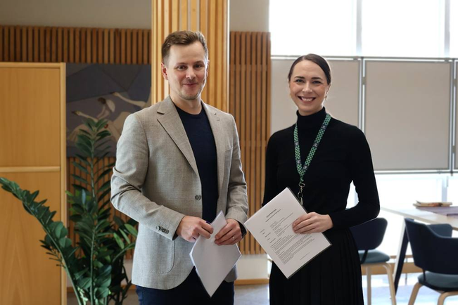 Kauppakirjan allekirjoittivat Nousiaisten ja Maskun kunnanjohtajat Teemu Heinonen ja Miira Leinonen.