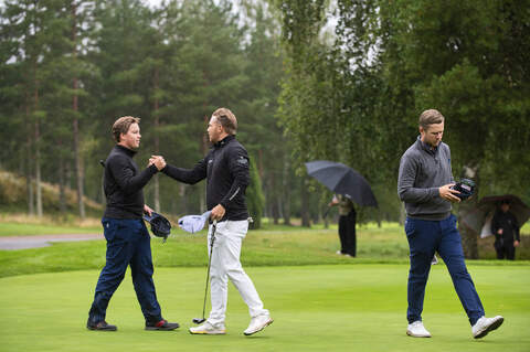 Tätä kuvaa lukija epäili tekoälyn tuotokseksi. Kuvassa Tanskan Jacob Worm Agerschou (oik.) iloitsee Golf Nordic -liigan Maskun osakilpailun voitostaan elokuussa 2025. 