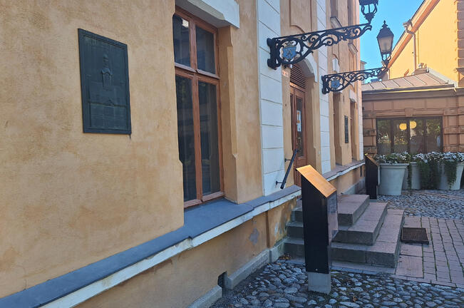 Bernerin raatihuoneesta muistuttava laatta on nykyisen Vanhan Raatihuoneen sisäänkäynnin vieressä.
