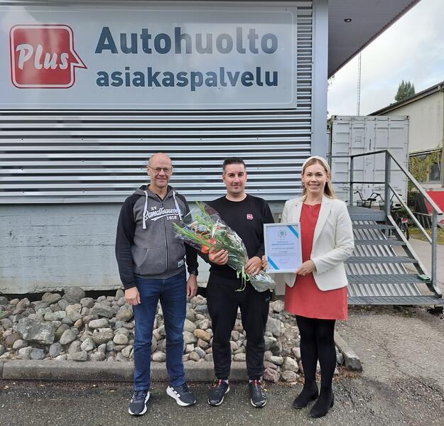 Turun Plus Autohuolto Oy ja Heikki Heikkilä saivat tunnustuksen vuoden parhaasta oppisopimuspaikasta.