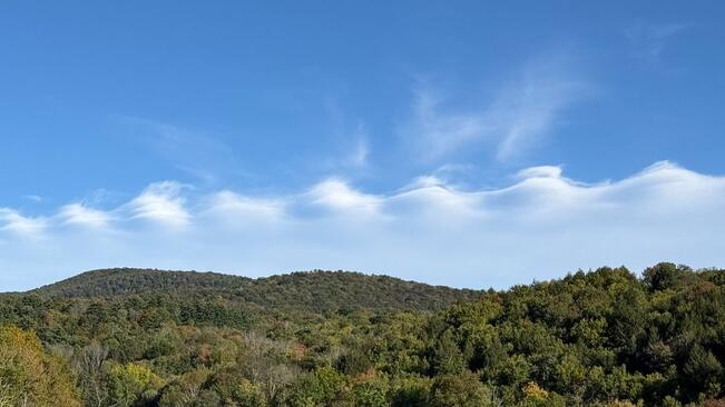 Myös pilvissä voi nähdä Kelvin–Helmholtz-aaltoilua.