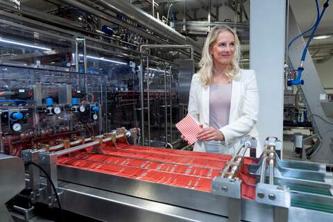Nestlén toimitusjohtaja Niina Koskinen esittelee Turun lastenruokatehtaan uutta pakkauslinjastoa.