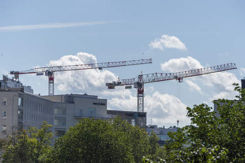 Asuntoja tehdään yhä kitsaasti, vaikka rakentaminen muutoin on elpymässä.