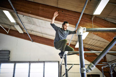 Parkour on alkujaan ulkolaji, mutta Ville Leppänen tasapainoilee mielellään sisälläkin.