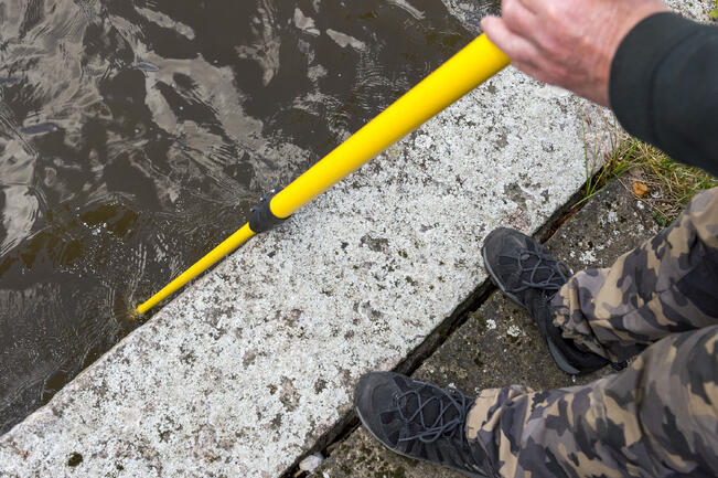 Kupilintaa tutkittiin kaikuluotaimella, joka laskettiin veteen pulputuskohdan vierestä Auransillan kupeessa.