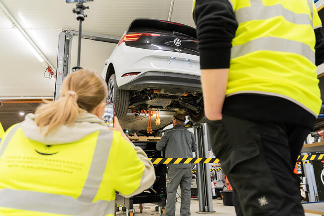 Sähköautossa on vähemmän purettavia osia kuin polttomoottoriautossa, sillä siitä puuttuvat moottori, pakoputkisto ja polttoainejärjestelmä. 