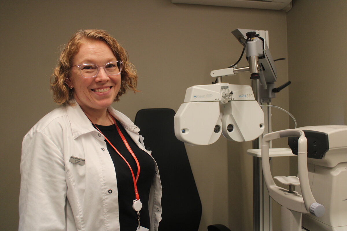 Turussa Instrumentariumin optometristina toimiva Katriina Varho toteaa, ett syksyisin ihmiset huomaavat vuorokauden vaihtelun haittaavan näkökykyä, koska ihmisen silmä toimii parhaiten päiväkäytössä.
