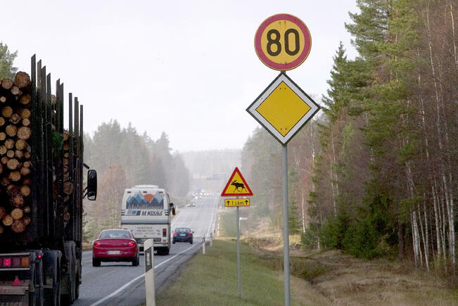 Maanteillä nopeusrajoitukset lasketaan pääosin 80 kilometriin tunnissa, joillakin tieosuuksilla 70 kilometriin tunnissa. 